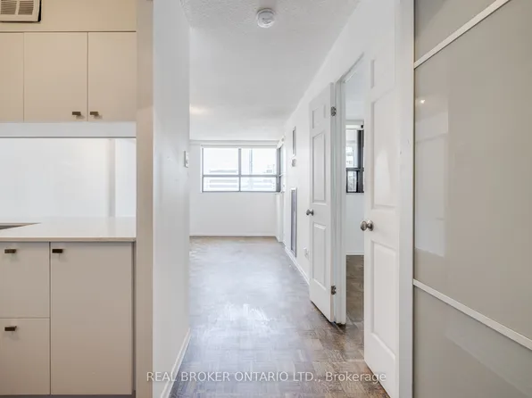 105 McCaul St #708, Toronto, ON M5T 2X4