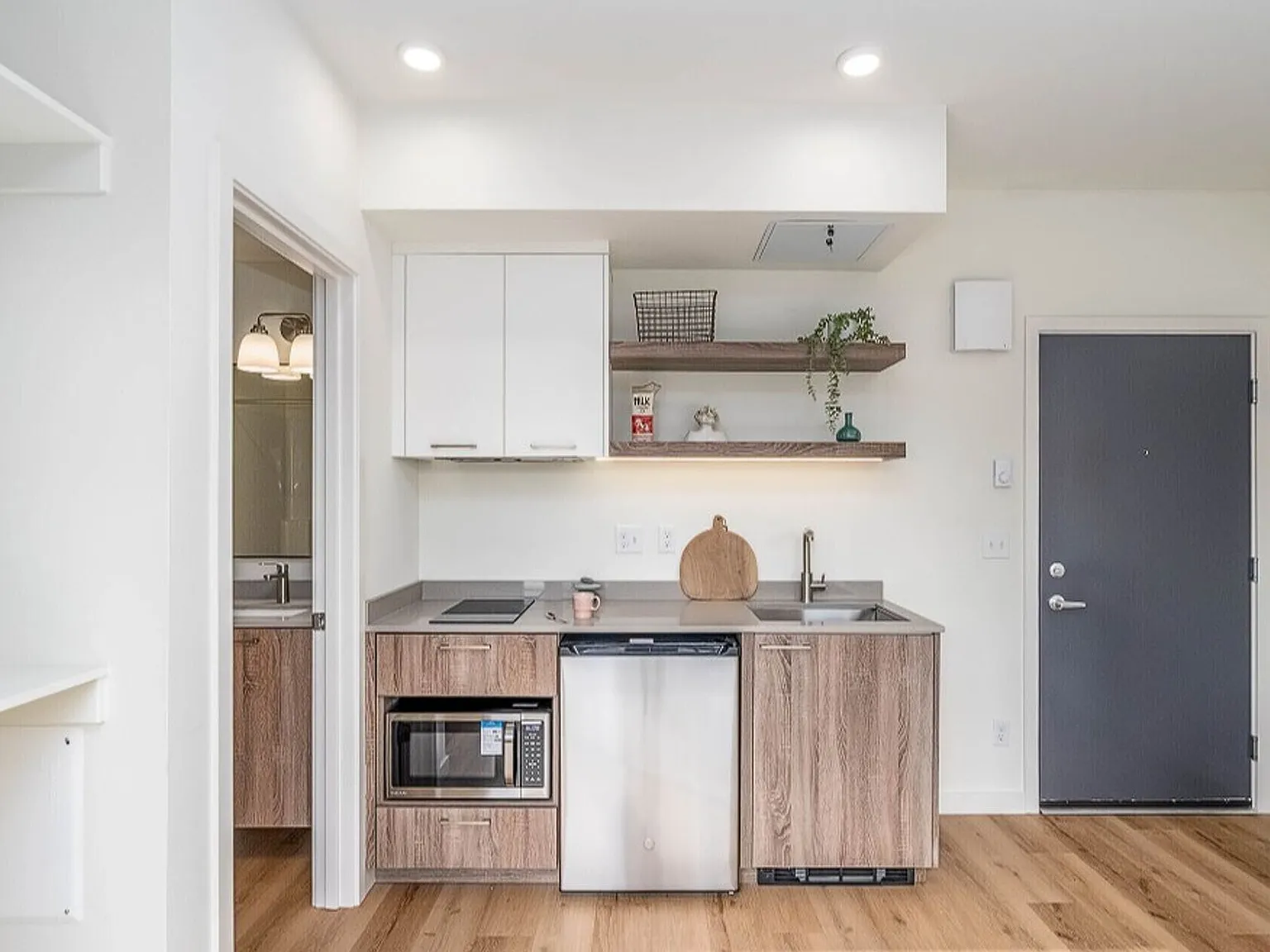 Graceland Apartments | Brand-new Furnished Studio near UW — Photo 2