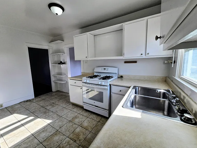 203 E Elm St — Photo 6