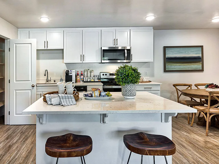 Windsor Manor Apartments — Photo 11