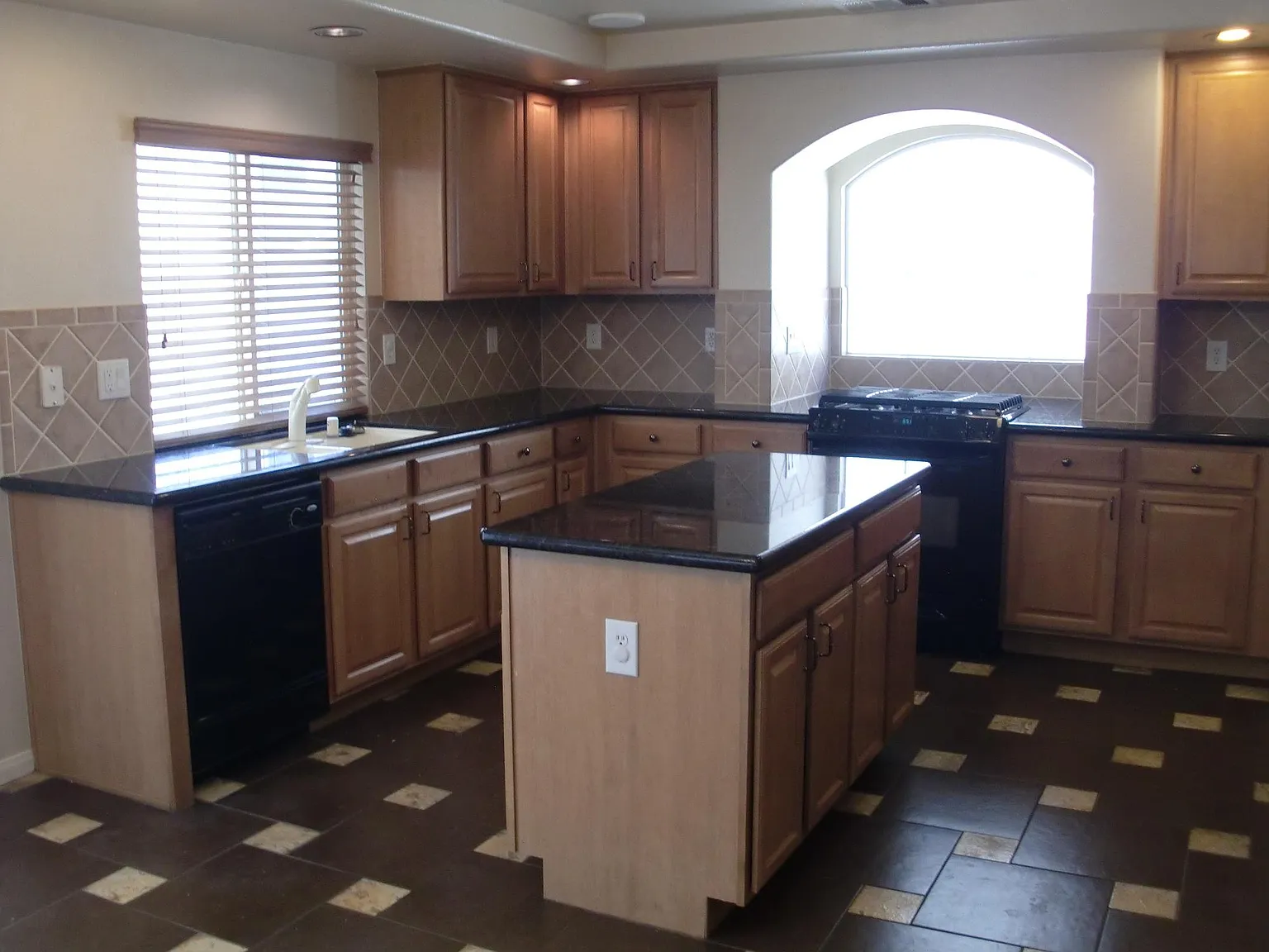 4 bed, 2.5 bath, 2369 sqft, $2,395 — Photo 3