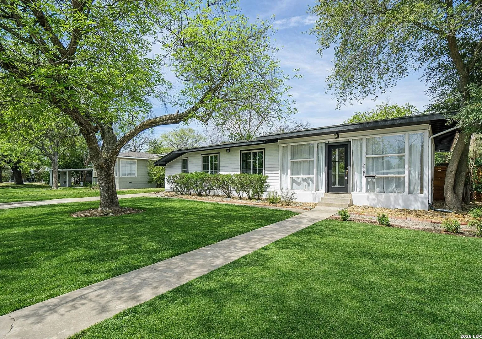 Gorgeous 4-Bedroom Home In Terrell Heights — Photo 2