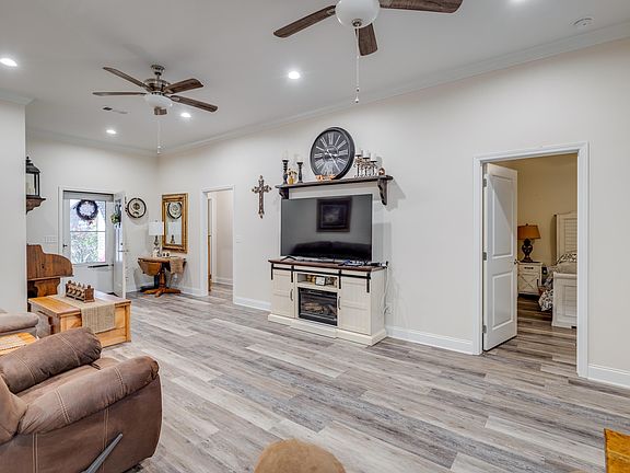 4th image of 315 Yellow Pine Dr