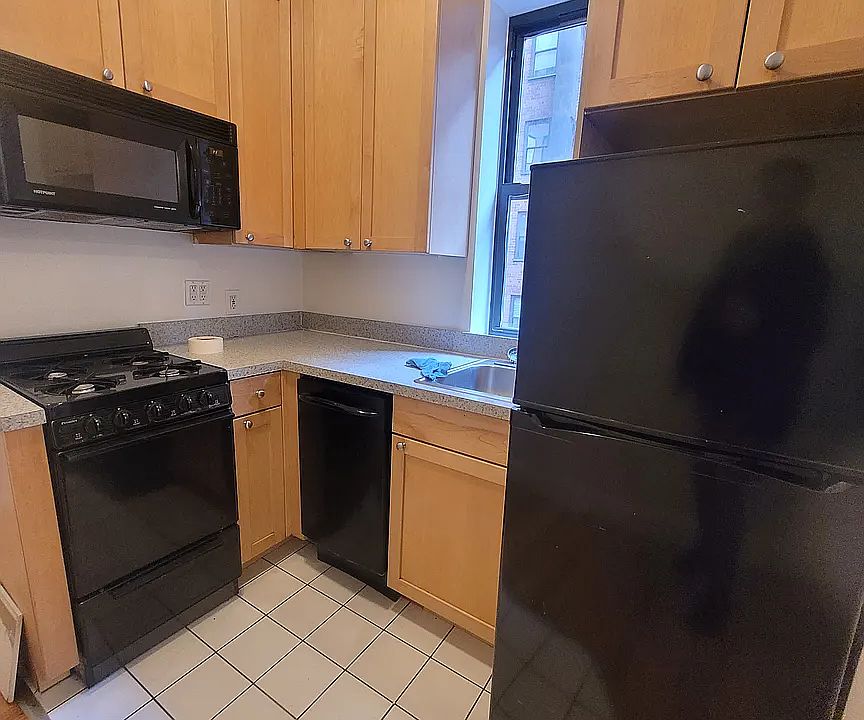 2nd image of 241 E 38th St APT 4C