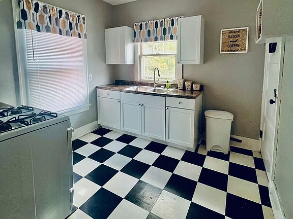 3rd image of 51 E Adams St #51