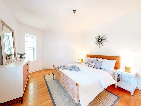 4th image of 993 Memorial Dr APT 202