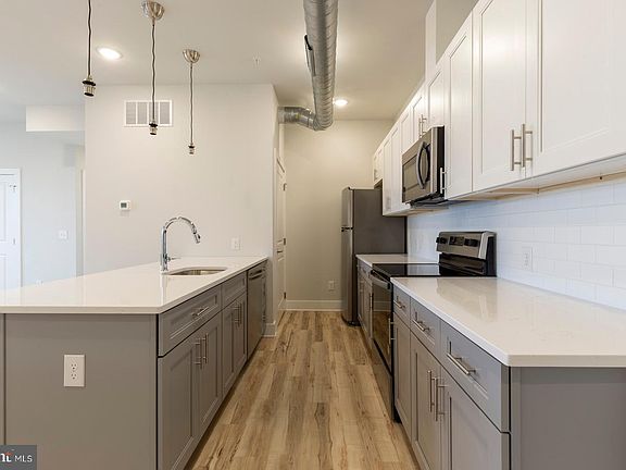 2nd image of 121-27 W Cumberland St #303