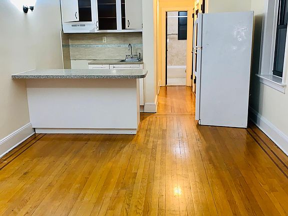 4th image of 8716 Park Ln S #1
