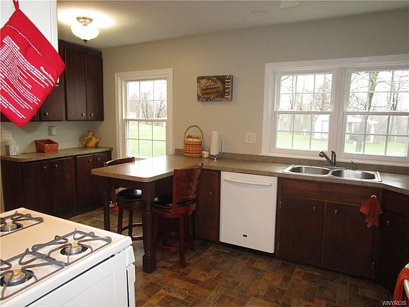 3rd image of 15242 Armes Ct