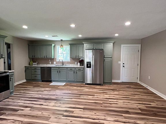4th image of 122 Holiday Terrace St
