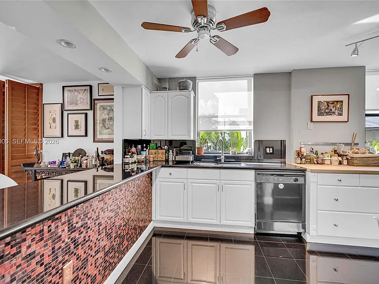 1700 S Bayshore Ln #3B — Photo 15