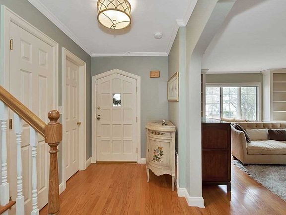 2nd image of 103 Plandome Ct