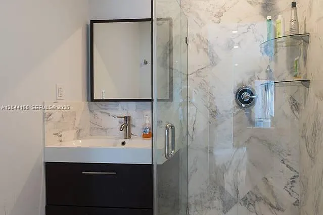 300 S Pointe Dr #706 — Photo 17