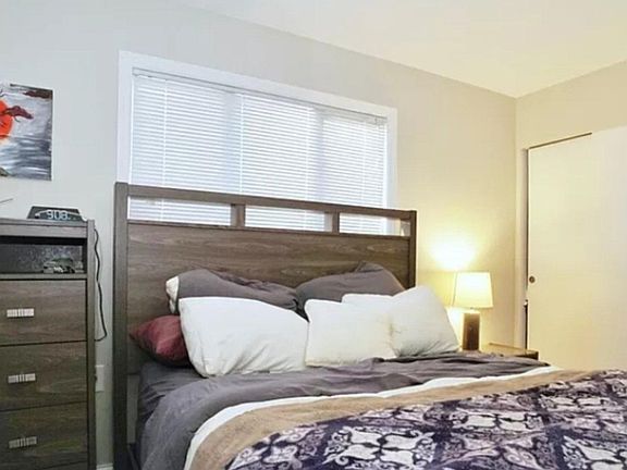 3rd image of 26 Bowling Green Pl #1