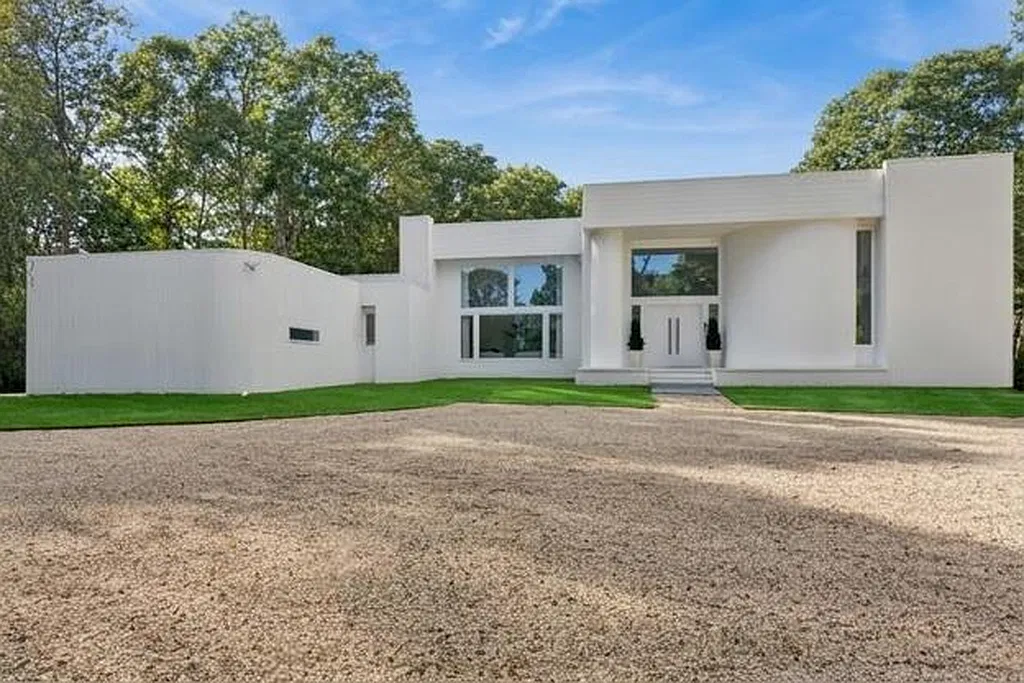 Wainscott Modern Renovated Oasis — Photo 2
