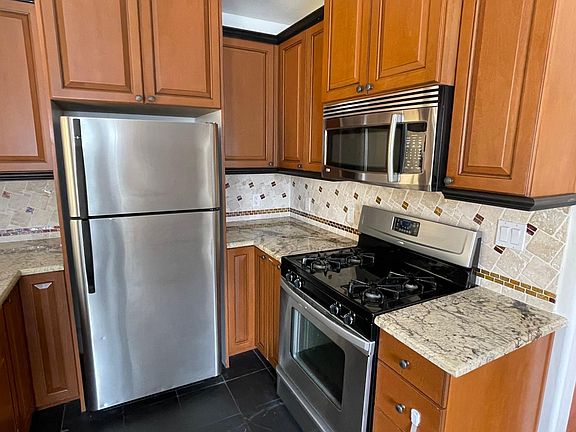 2nd image of 527 Ximeno Ave