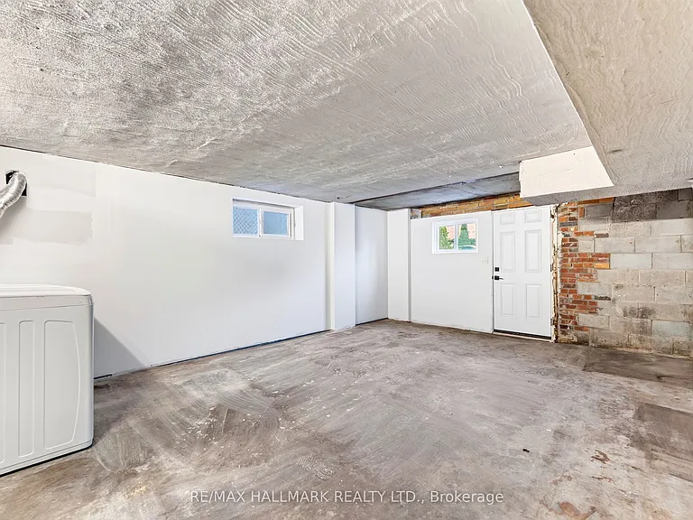 402 Kingston Rd — Photo 26