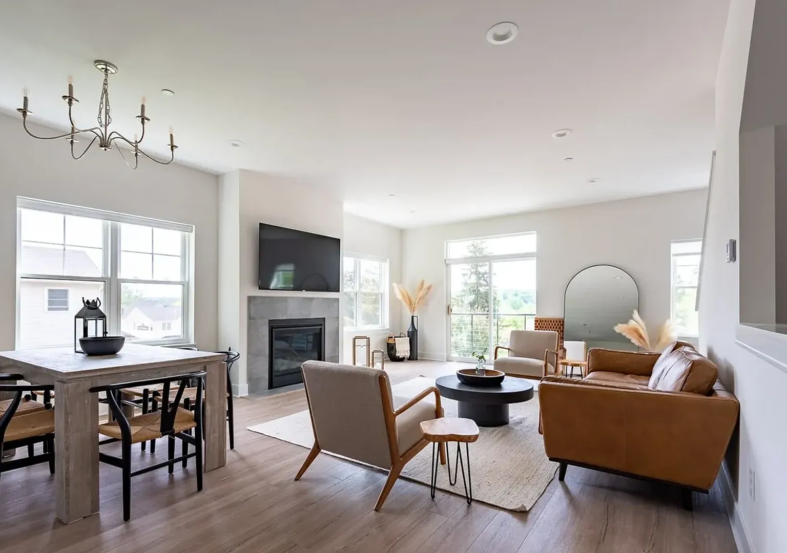 Fontana Contemporary Furnished Townhome Available for Monthly & Mid-Term Rentals — Photo 1