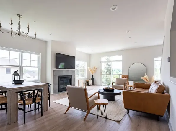 120 W Main St, Fontana, WI 53125