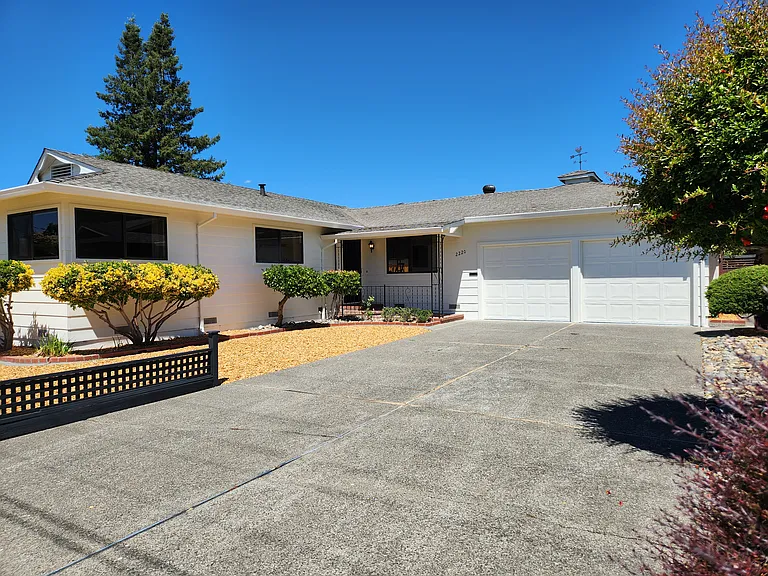 2220 Sartori Dr — Photo 2