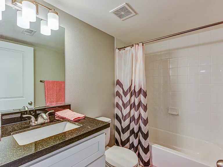 St. Laurent Apartments — Photo 18