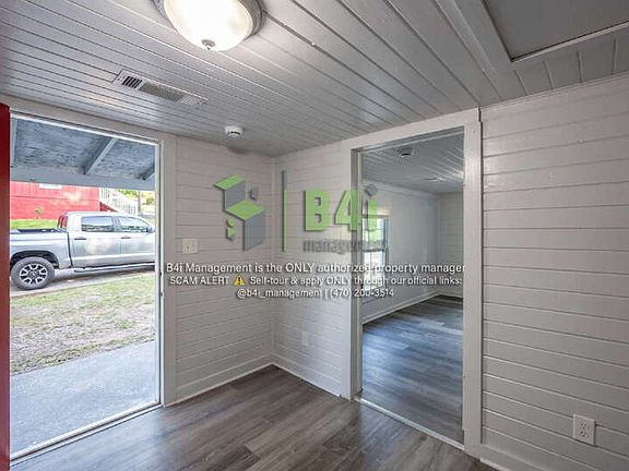 5th image of 217 Banks St