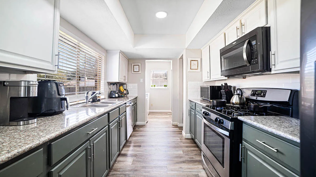4 bed, 2048 sqft, $700 — Photo 3