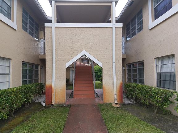 2nd image of 10040 Twin Lakes Dr
