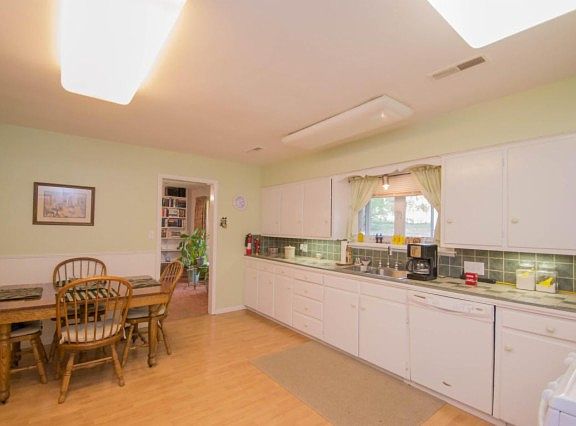 5th image of 202 N Elm Ave