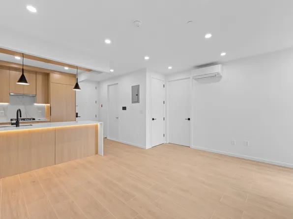 366 Harman Street image 2 of 20