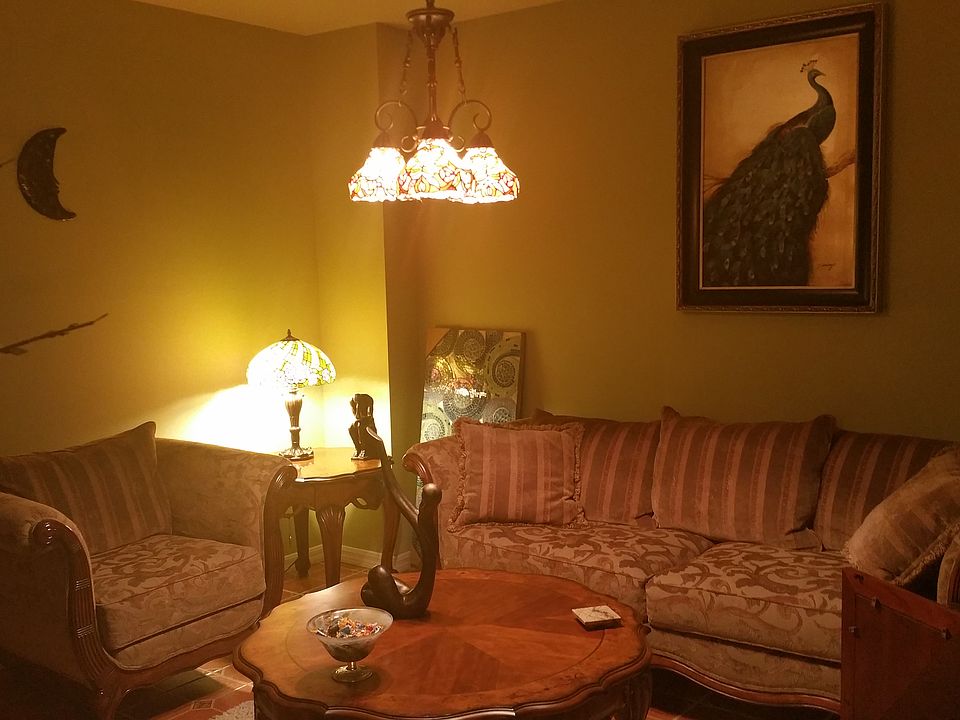 COZIEST LIVING ROOM  IN TOWN
