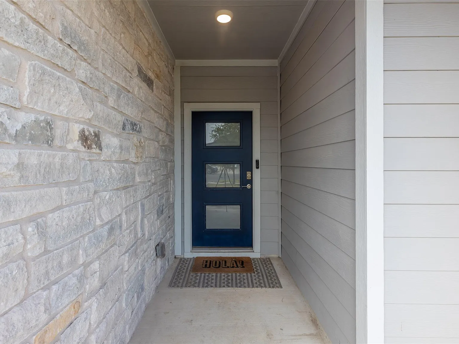 4 bed, 2.0 bath, 2017 sqft, $2,200 — Photo 3