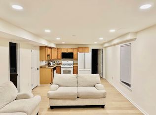 1033 Riva Ridge Dr, Great Falls, VA 22066