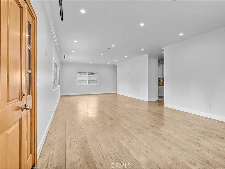 6711 Clybourn Ave — Photo 9