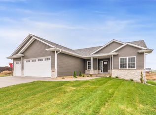 1426 Cardinal Dr, Fairfax, IA 52228