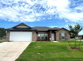 521 E 49th Pl S, Broken Arrow, OK 74014