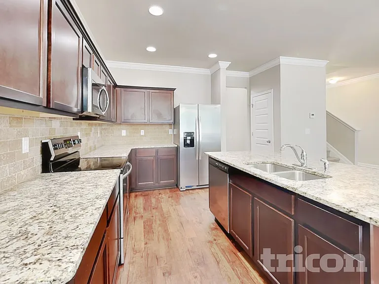 1095 Lear Dr — Photo 5