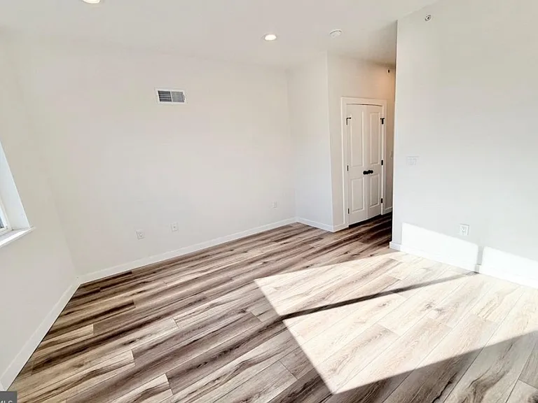 3221 Latona St — Photo 10