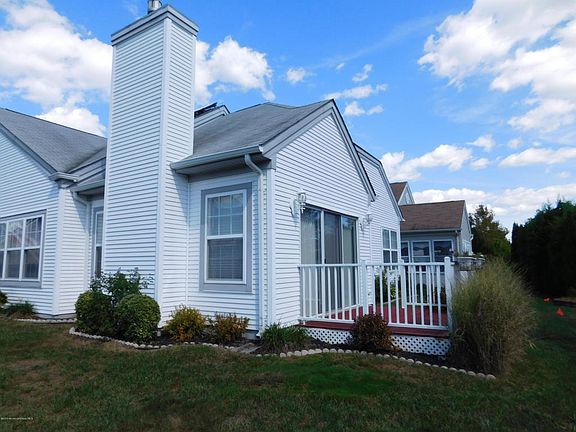 4th image of 10 Chambord Ct