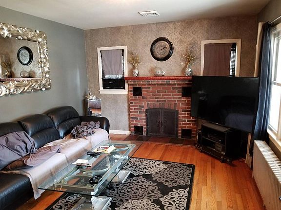 3rd image of 18 Wells Ave
