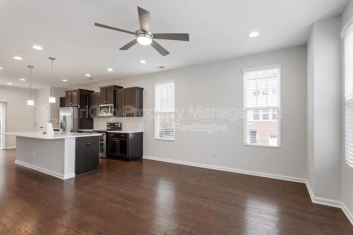 3 bed, 3.0 bath, 1963 sqft, $1,950 — Photo 2