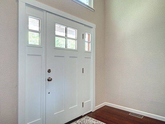 5th image of 2204 33rd Ave SE