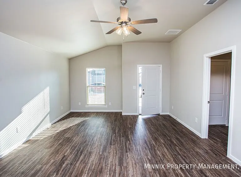 2035 Kenwood Ave — Photo 41