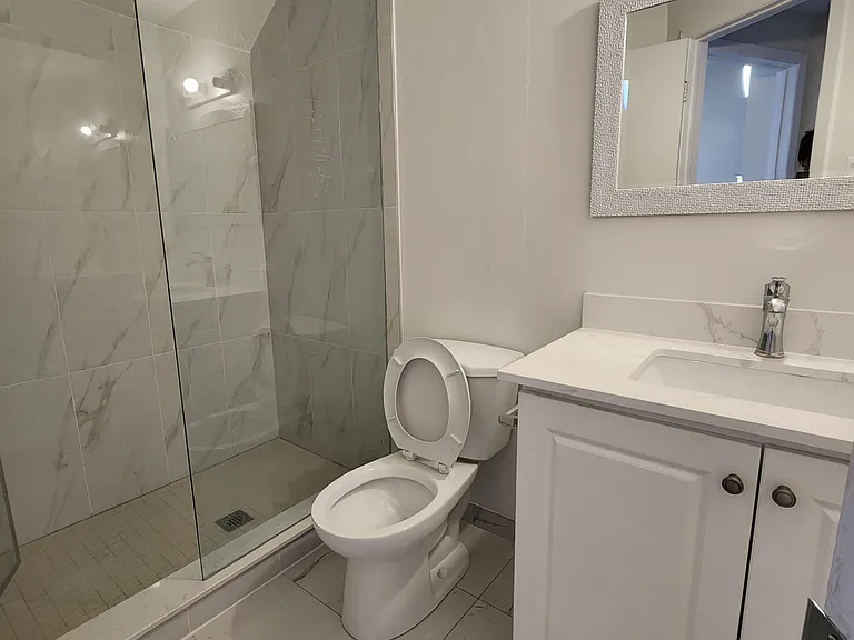 558 Spadina Cres #3 — Photo 5