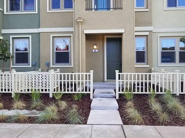 4 bed, 3.5 bath, 1674 sqft, $5,800 — Photo 1