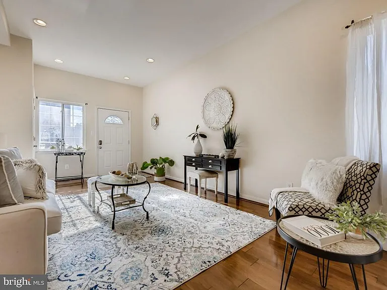 1433 Olive St — Photo 17