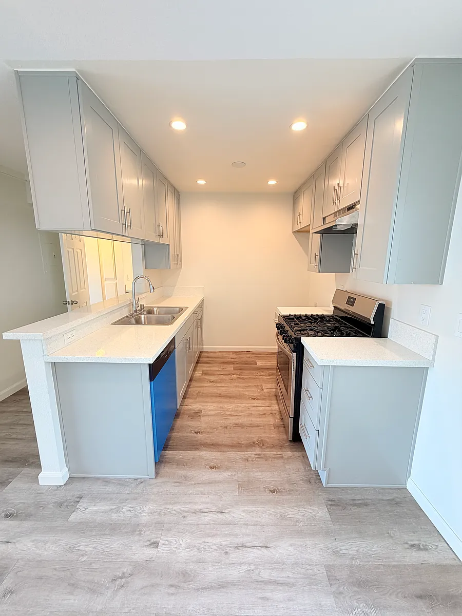 Building Photo - 311 E Cedar Ave #203