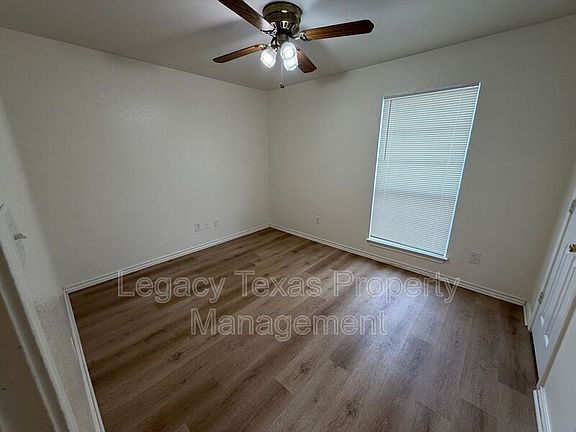 5th image of 701 Miracle Ln APT B