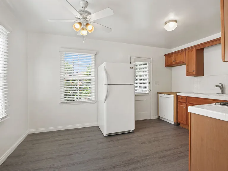 1201 Washington Ave - architectural building North of Wilshire in Santa Monica! — Photo 8
