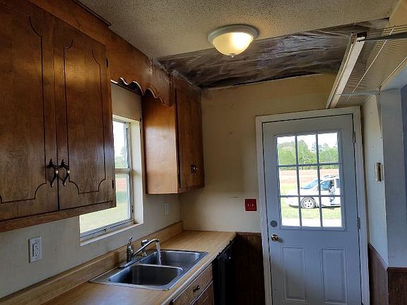3rd image of 204 Tradewinds St